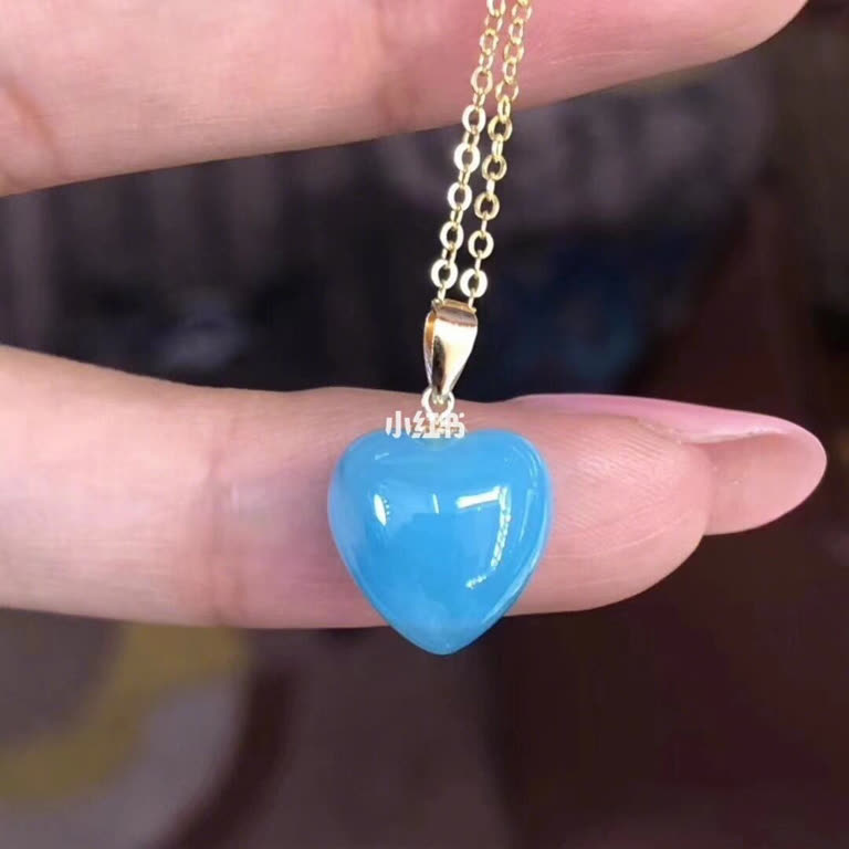 Heart-Shaped Turquoise Pendant Necklace in Yellow Gold